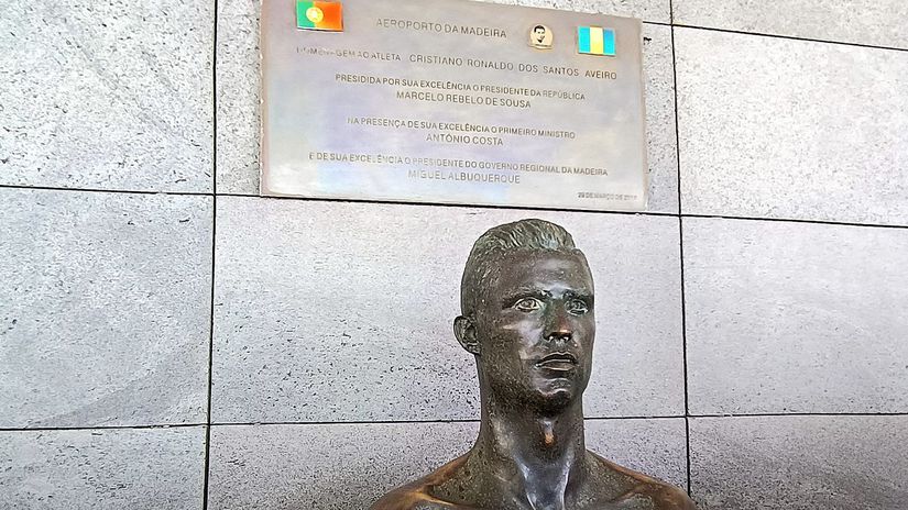 Už vymenená busta Ronalda na madeirskom...