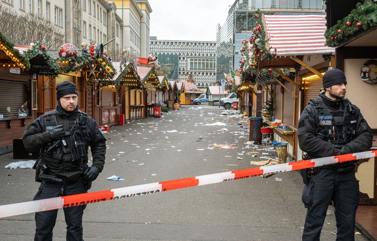 Policajti strážia miesto činu na vianočných...