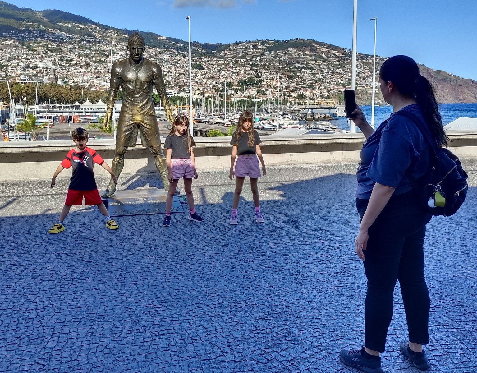 Socha Ronalda pred jeho múzeom
