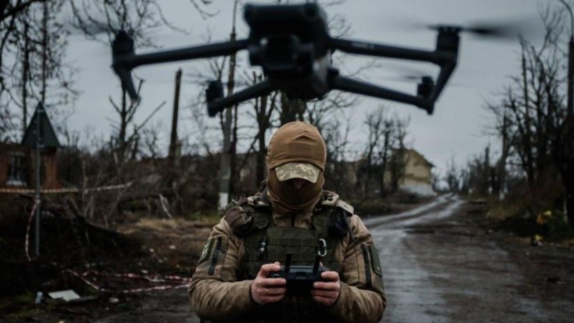 Ukrajinský vojak pilotuje FPV dron