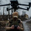 Ukrajinský vojak pilotuje FPV dron