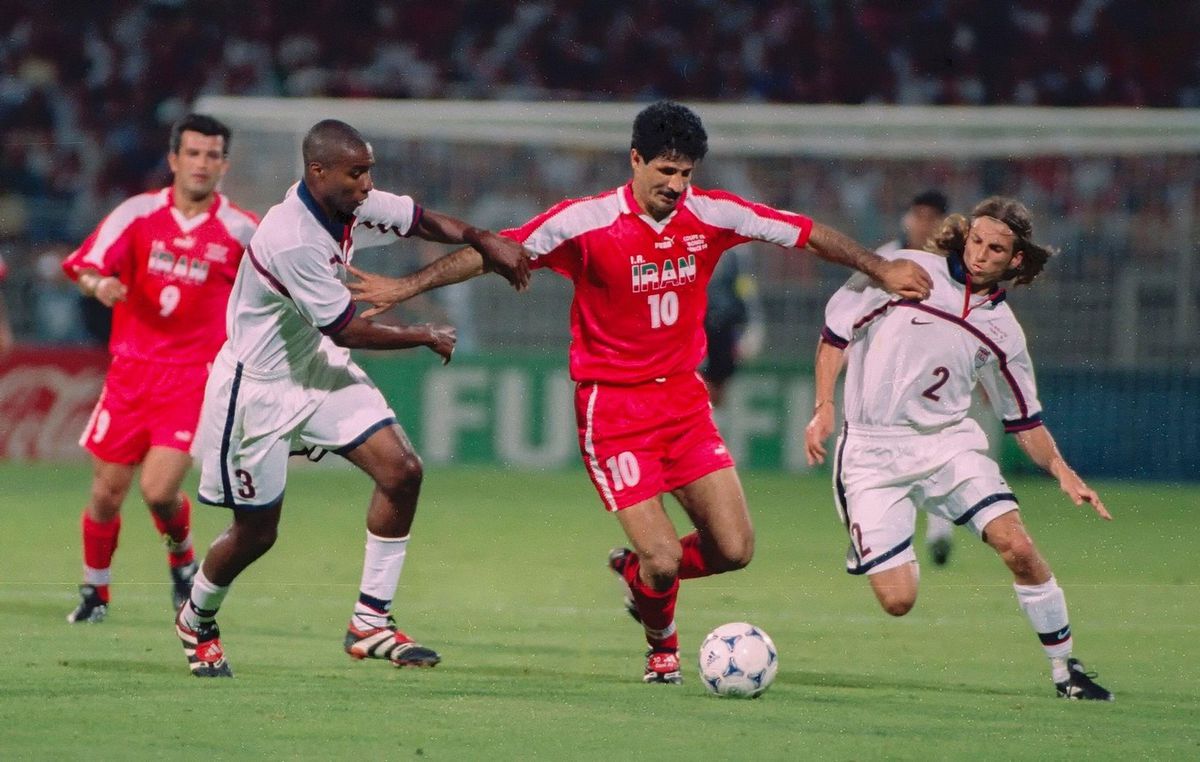 Ali Daei (s loptou) počas MS 1998.