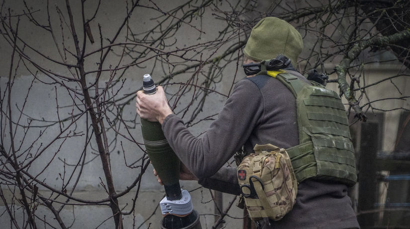 Ukrajinský vojak strieľa zo 120 mm mínometu na...