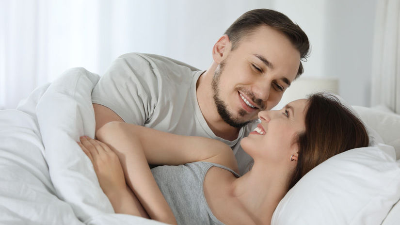 pár v posteli