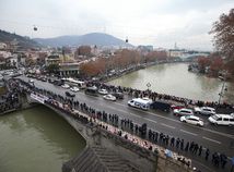 Gruzínsko / Tbilisi / Ľudská reťaz /