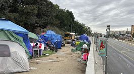Stany ľudí bez domova na predmestí Los Angeles