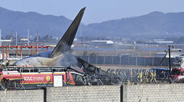 Plane / Muan /