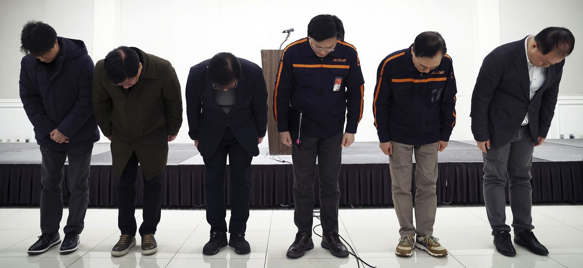 Zamestnanci spoločnosti Jeju Air pred tlačovou...