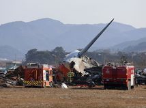 Skĺzlo z dráhy, po náraze do múru explodovalo. Pri nehode lietadla v Muane zomrelo 179 ľudí, prežili iba dve osoby