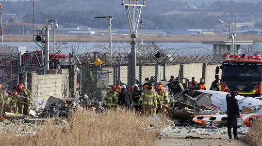 Požiarnici a záchranné zložky na mieste nehody...