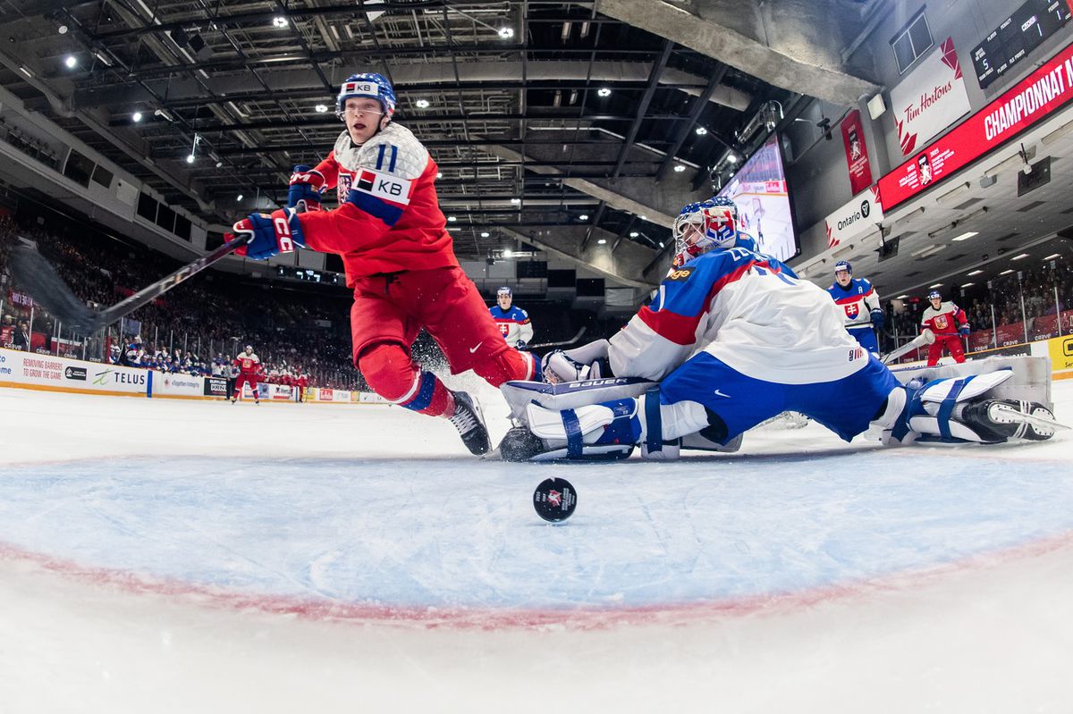 Zápasy Slovákov s Čechmi bývajú aj na MSJ plné...