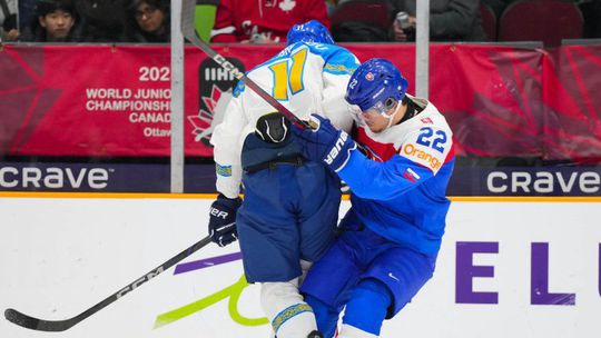 IIHF si posvietila na zákrok, ktorý vyústil do presilovky a kolapsu Slovenska. Kazach nevyviazol bez trestu