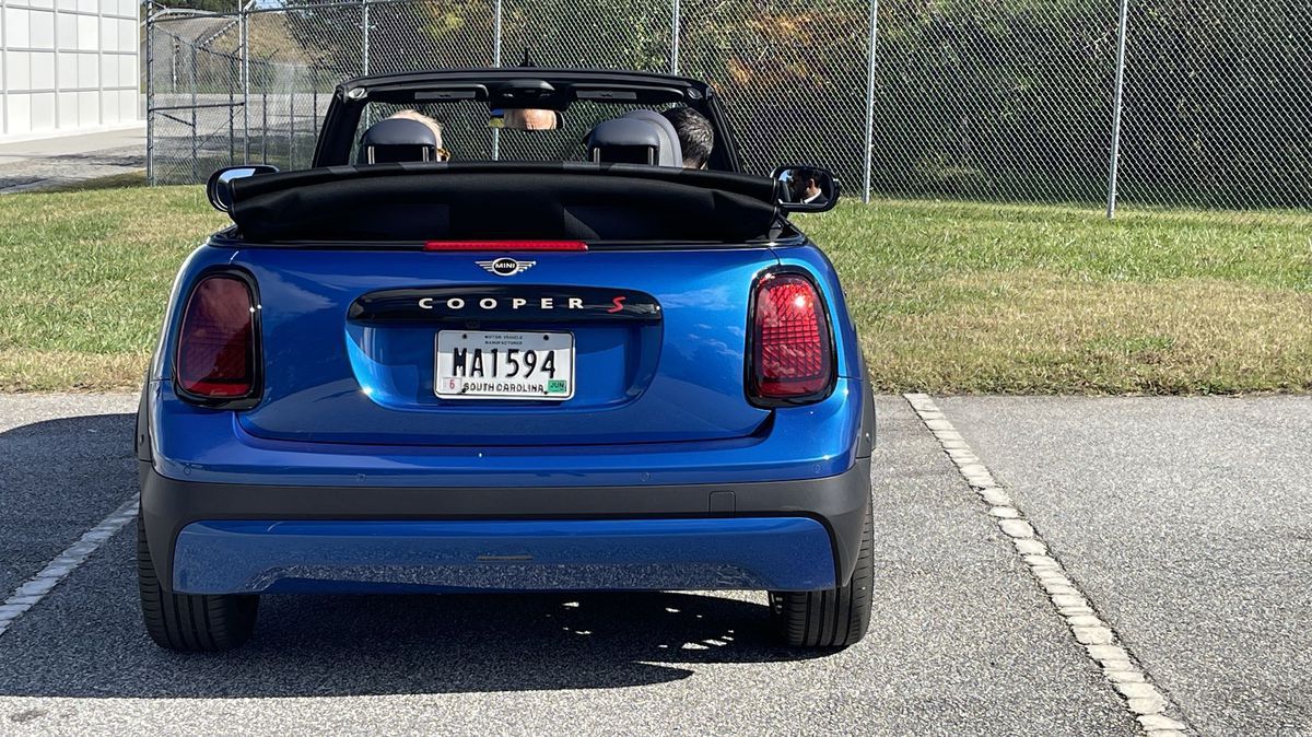 Pri verzii Mini Cooper S nie sú zadné výfuky...