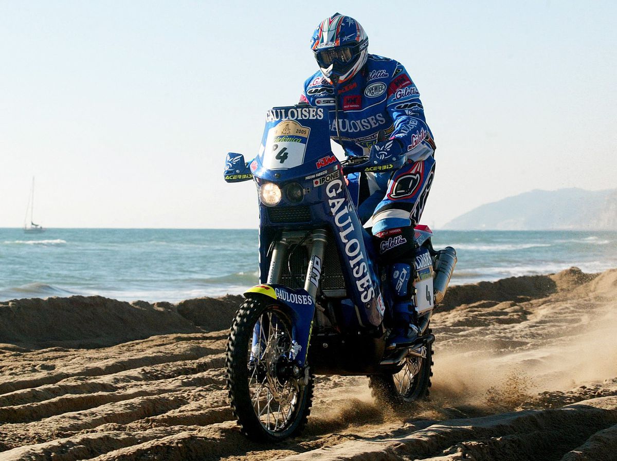 Fabrizio Meoni na svojom stoji KTM 950 Rally na...