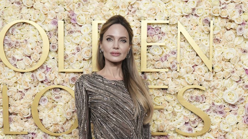 Herečka Angelina Jolie v kreácii Alexander...