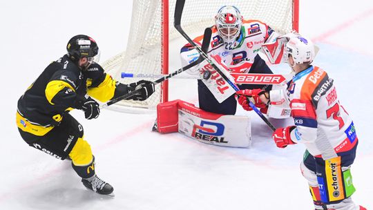 Chvíle hrôzy v Pardubiciach. Na zimnom štadióne zomrel fanúšik, zápas bol ukončený