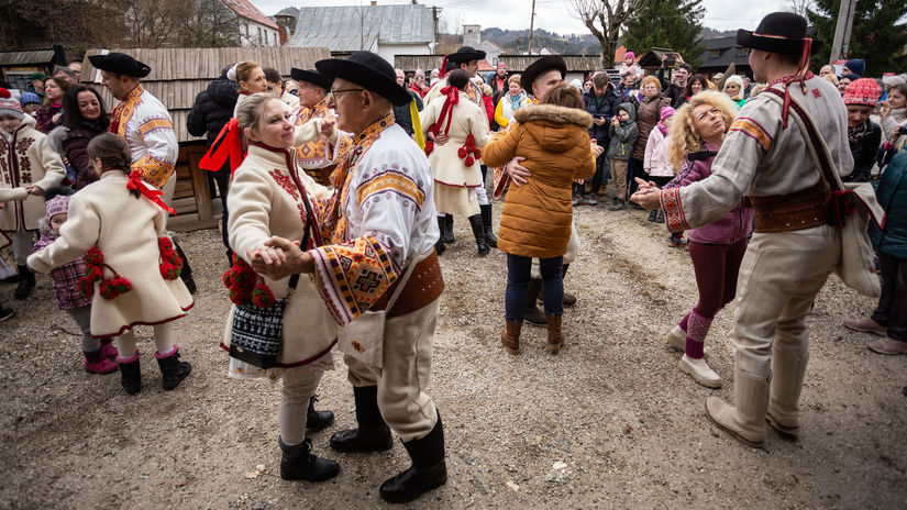 Fašiangový tanec s návštevníkmi v sobotu 10....