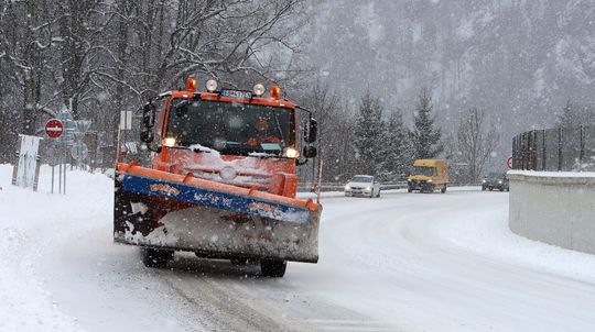 Sneženie vystriedajú silné dažde. Slovensko zasiahne prudká zmena počasia, hrozia povodne. Na cestách sú komplikácie 
