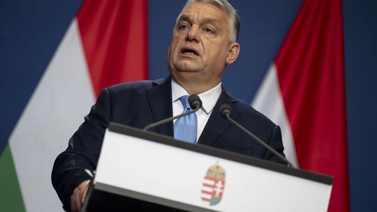 Niekoľko dní mlčal, oproti Szijjártóvi zvolil opatrný tón. Orbán komentoval zákon o Benešových dekrétoch