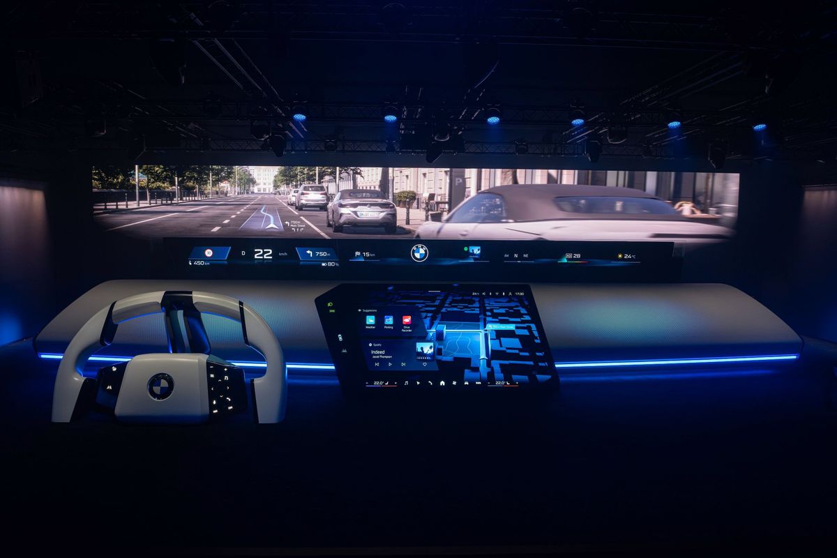 BMW Panoramic iDrive - pri navigácii sú na...