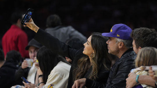 Herečka Jessica Alba si robí selfie s manželom...