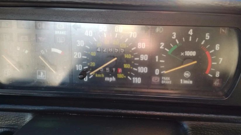 Na odometri môžete vidieť číslicu 42 855 míľ,...