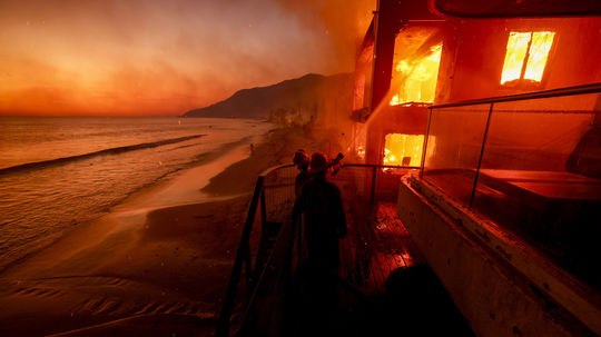 Hasiči zasahujú počas požiaru vo štvrti Malibu...