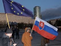 protest, demonštrácia, Slovensko je Európa, vlajka