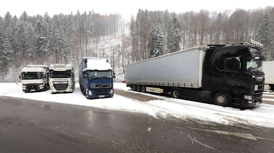Cesta I/9 pri Dežericiach zostala pre vyťahovanie kamióna neprejazdná