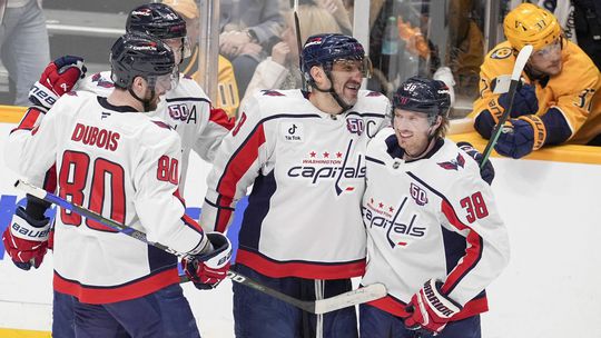 Defenzívne monštrum. Slafkovský rozdával rany aj blokoval strely. Gól Ovečkina, Fehérváry s asistenciou