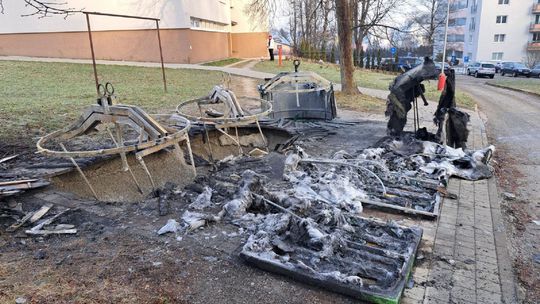 Polopodzemné kontajnery v Čadci zhoreli do tla. 