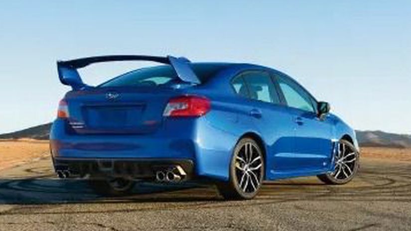 Vzadu nechýba veľké karbónové krídlo a masívny...