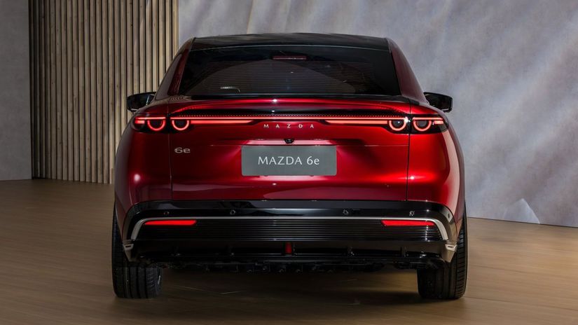 Vzadu je Mazda 6e vybavená výsuvným spojlerom....