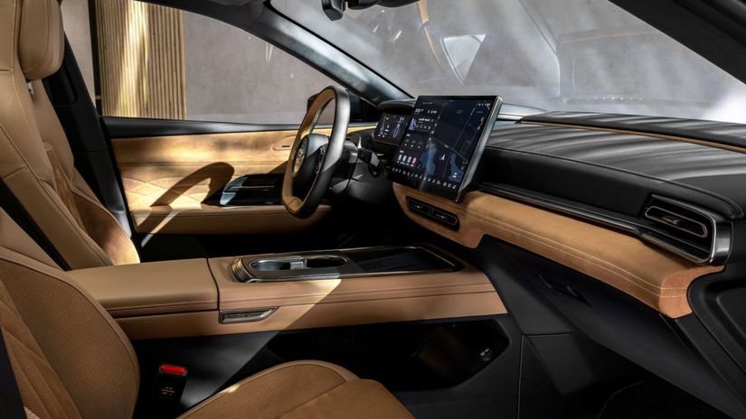 Interiér pôsobí prémiovo. Palubná doska...