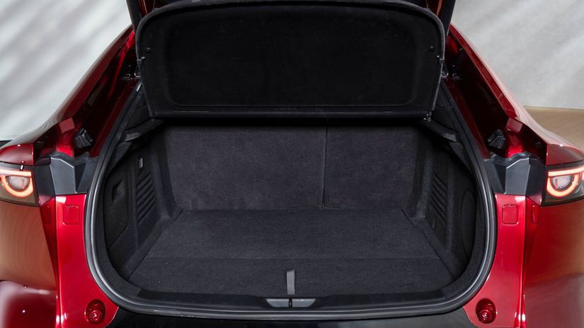 Do kufra sa síce zmestí len 330 litrov batožín,...