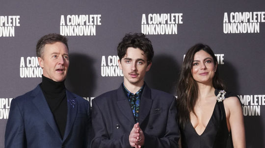 Zľava: herci Edward Norton, Timothee Chalamet a...