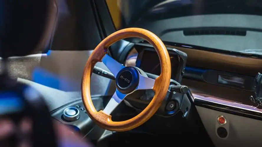 Auto má pomerne luxusný interiér, zaujať chce...