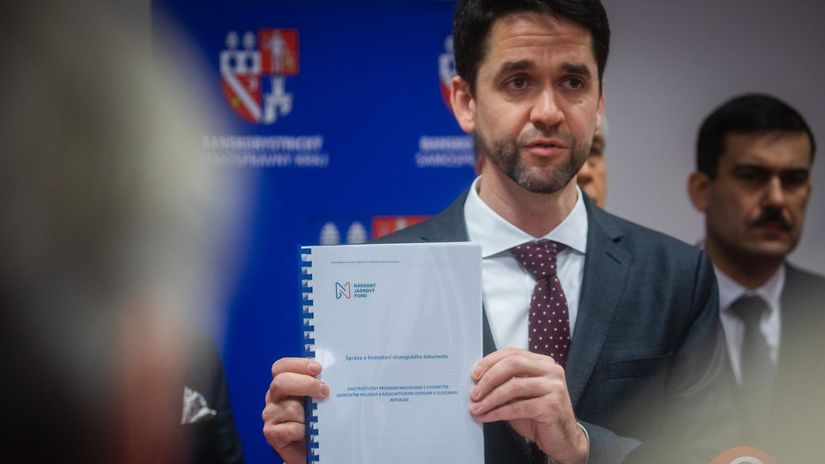 Predseda BBSK Ondrej Lunter ukazuje dokument,...