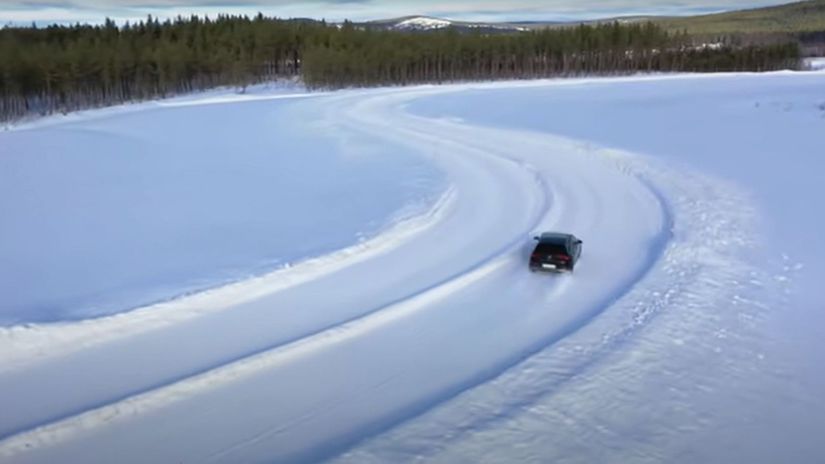 Jonathan Benson preháňal Volkswagen Golf na...