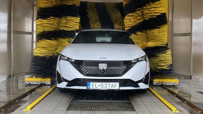 Na konci cesty si náš elektrický Peugeot...