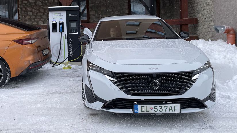 Na nabíjačkách dosiahol Peugeot e-308 maximálny...