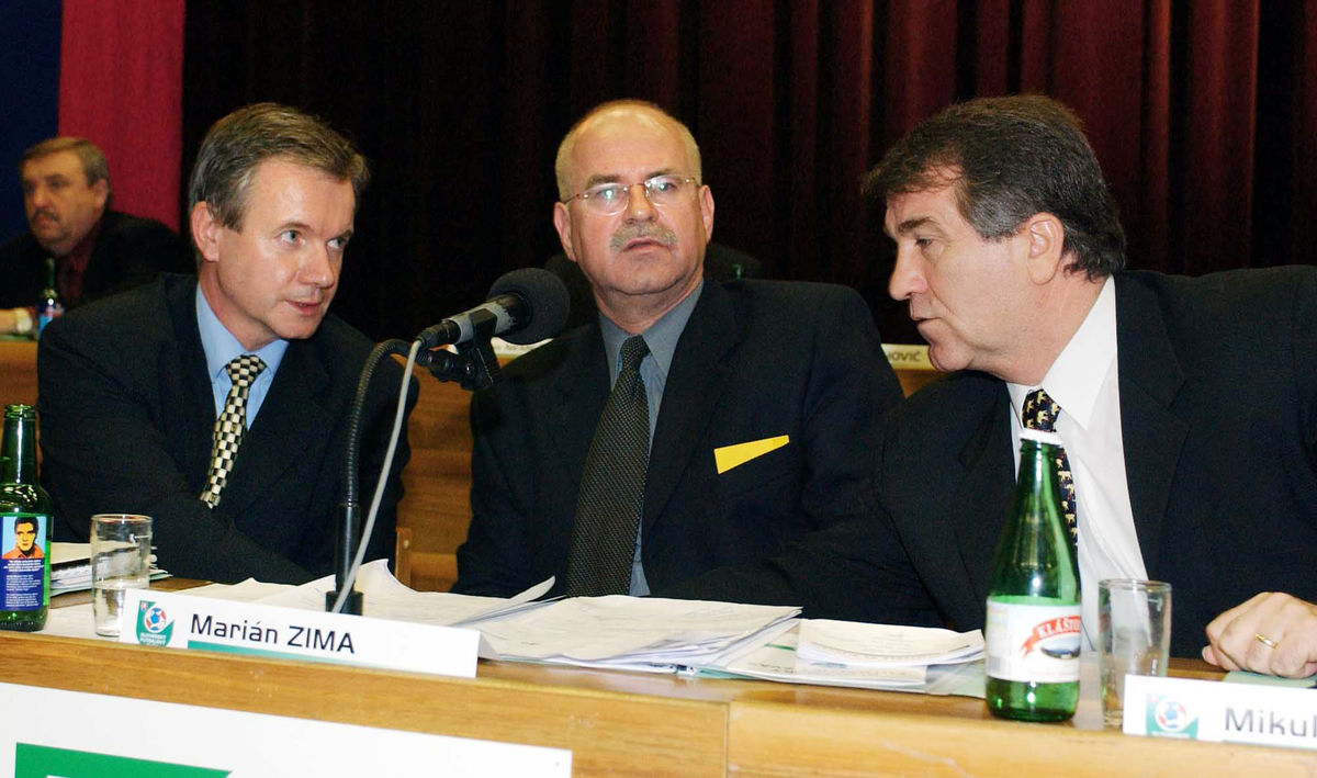 Mikuláš Tarči (vpravo) počas voľby prezidenta...