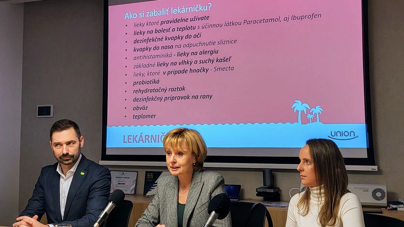 Zľava: Tomáš Kalivoda, MUDr. Elena Prokopová a...
