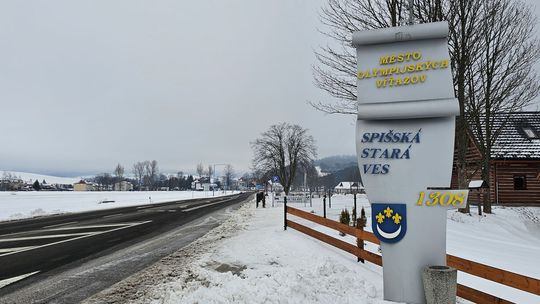 Rok od tragédie v Spišskej Starej Vsi. Konala sa spomienková omša, obetiam pred vstupom do školy venovali pomník
