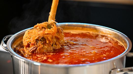 Niektoré rodiny budú mať skromnú štedrú večeru do 20 eur, iné plánujú minúť viac ako 200 eur (anketa)