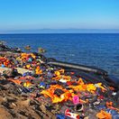 migranti, záchranné vesty, čln, loďka, pobrežie, beh, pláž, neporiadok, odpad, špina, znečistenie, stroskotané, utečenci