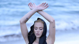 Tretí album a viac piesní v slovenčine. Emma Drobná prichádza so singlom Vo vlnách