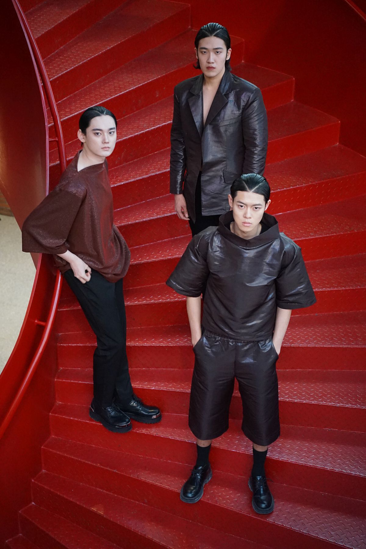 Trio modelov v unisex odevoch z novej kolekcie...