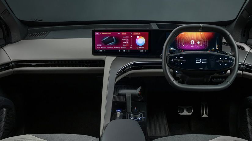 Interiér obsahuje dve veľké obrazovky a obriu...