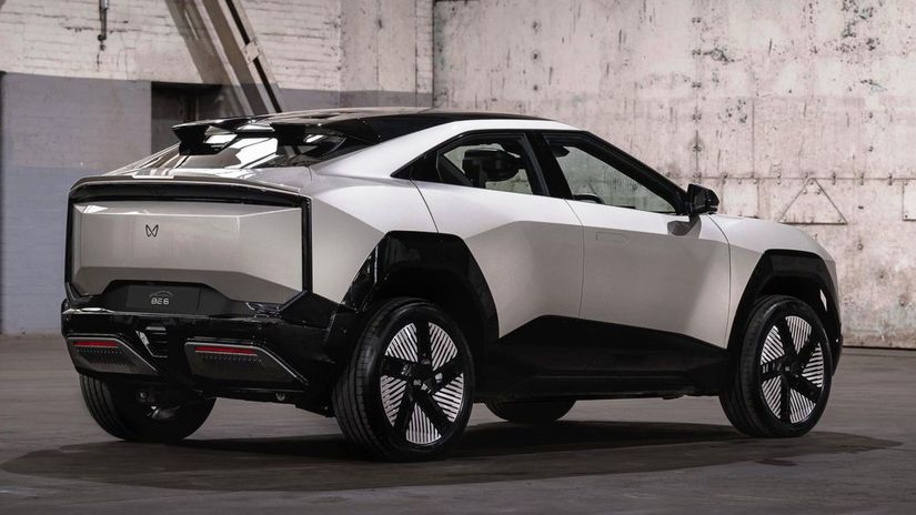 Ostrými líniami pripomína BE 6 zmenšené...